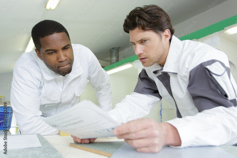 Obraz premium engineering team is meeting planning construction work