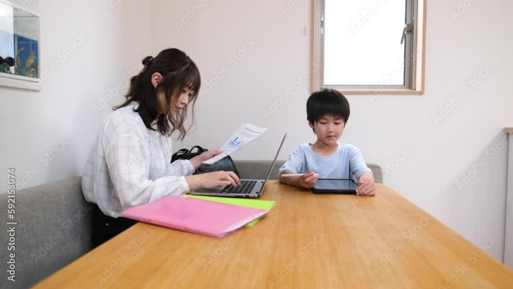 テレワークする母親と宿題をする子供 テレワークする母親と宿題をする子供