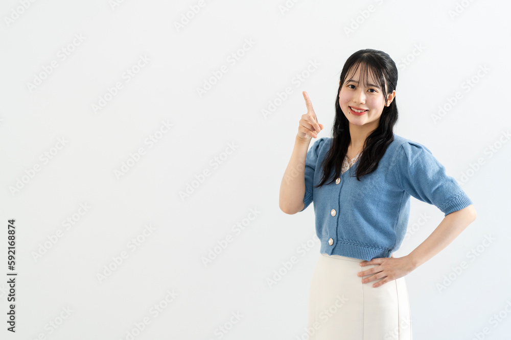若い爽やかなポーズをとる女性 若い爽やかなポーズをとる女性