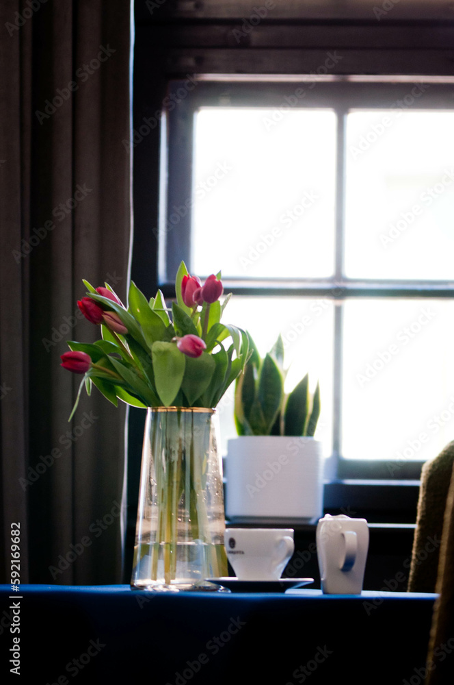 Kwiaty w hotelu, kawa i ciastka, apartamenty, tulipany w wazonie, kwiaty w wazonie - obrazy, fototapety, plakaty 
