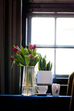 Kwiaty w hotelu, kawa i ciastka, apartamenty, tulipany w wazonie, kwiaty w wazonie