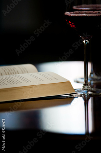 Książka i wino, lampka wina, czytanie książek