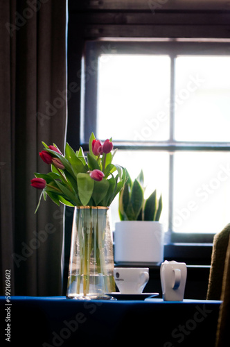 Kwiaty w hotelu, kawa i ciastka, apartamenty, tulipany w wazonie, kwiaty w wazonie