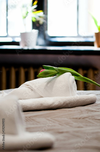 W hotelu, detale w hotelu, apartamenty, kwiaty, ręczniki w hotelu, łóżko hotelowe