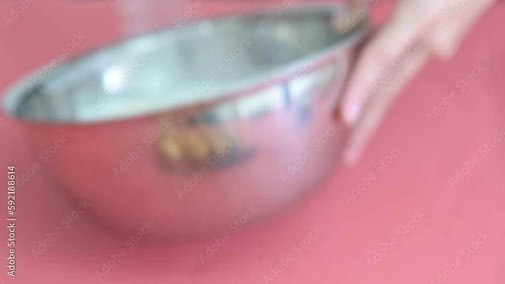 Whisk the whipped cream to be put into the cream puff dough Whisk the whipped cream to be put into the cream puff dough