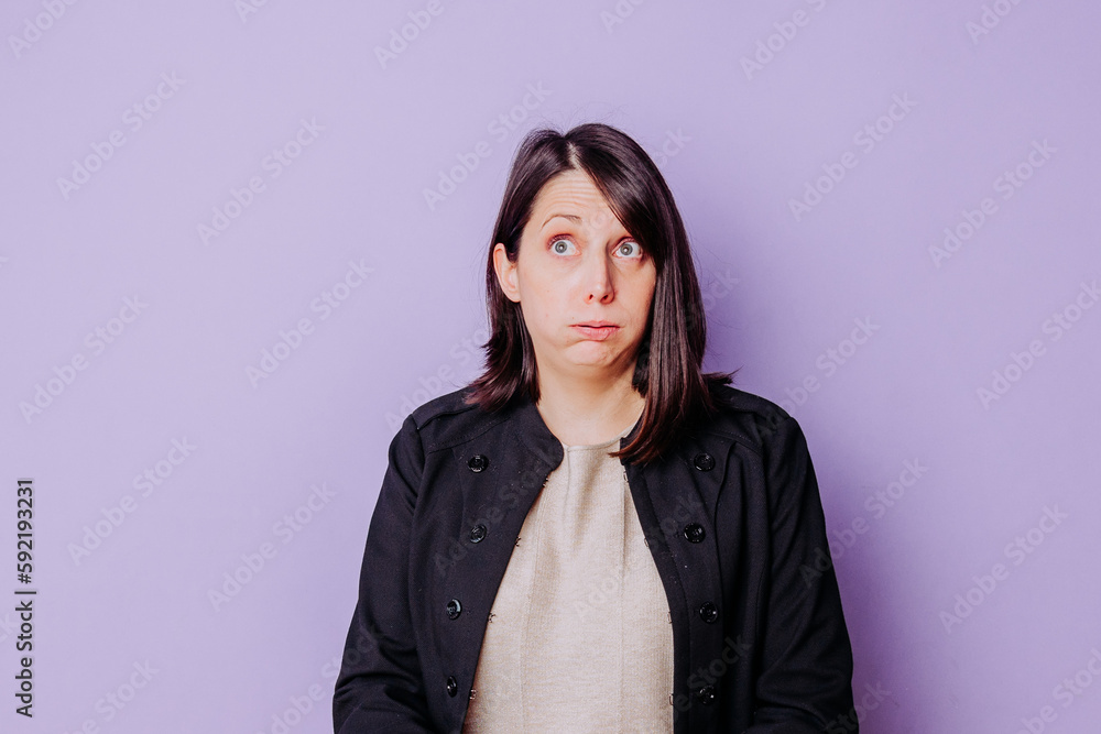 Femme énervée qui souffle fond studio uni Femme énervée qui souffle fond studio uni