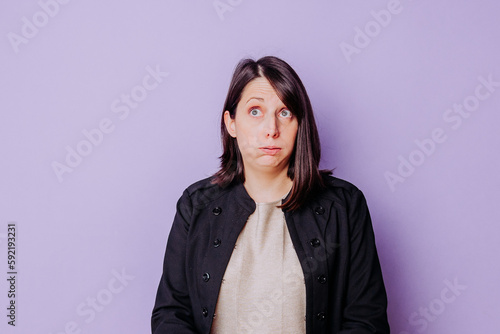 Femme énervée qui souffle fond studio uni