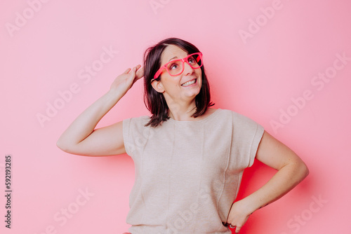 Femme expression en studio avec lunettes rose