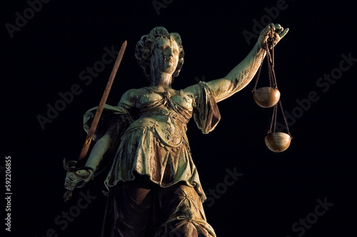 Justitiabrunnen mit Bronzestatue der römischen Gerechtigkeitsgöttin auf dem Frankfurter Römerberg am Abend