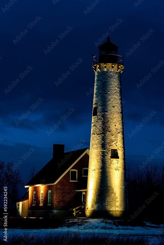 Fototapeta premium Vertical shot of a beautiful lighthouse in Tawas Point State Park, USA