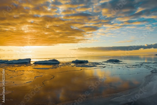 Canvas-taulu Dramatic scenery of sunrise over lake Huron in a park in Michigan