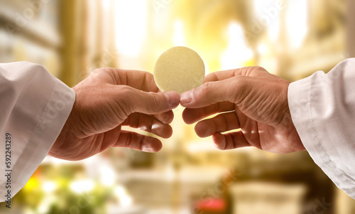 Εκτύπωση καμβά Hands of a priest consecrating a host in the church