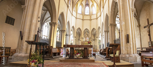 Saint-Vaast-la-Hougue. Panoramique sur le chœur et autel de l'église Saint-Vaast Manche. Normandie 
