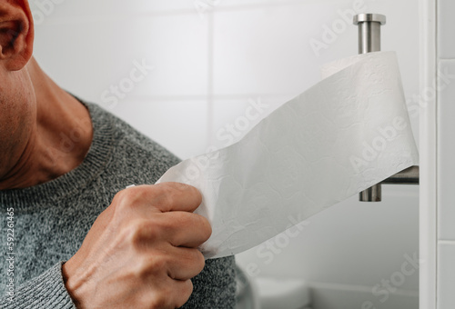 Quadro su tela takes a piece of paper sitting in the toilet