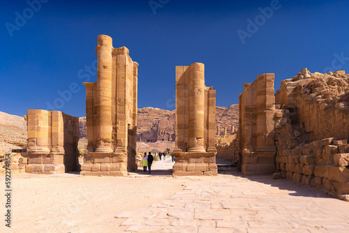 Petra w Jordanii. Ruiny kolumn starożytnego miasta na tle błękitnego, bezchmurnego nieba.