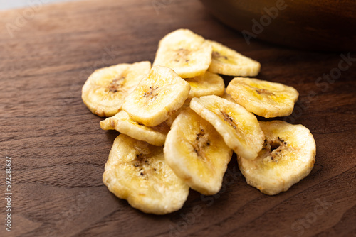 Banana chips with thinly sliced ​​and dried fruit © 성민 정