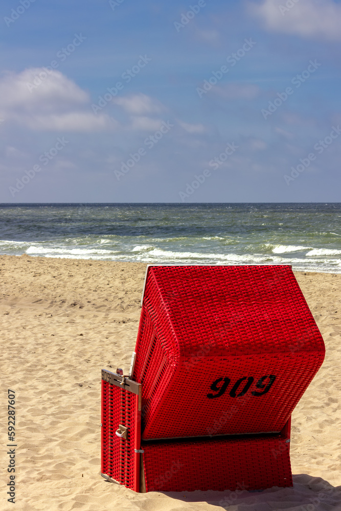 Roter Strandkorb, Wellen und Meer