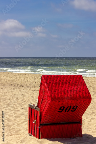 Obraz na płótnie Roter Strandkorb, Wellen und Meer w salonie