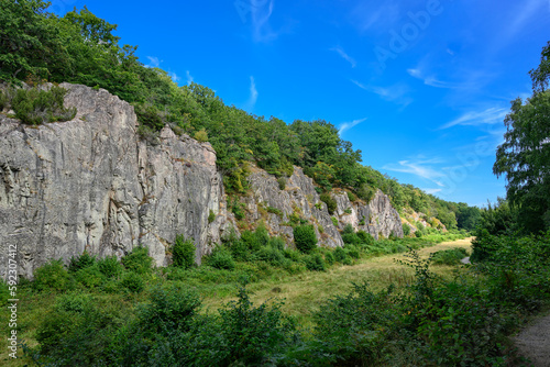 Steil aufragende Felswände begrenzen das "Ekkodalen"-Tal im Wald von Almindingen auf Bornholm