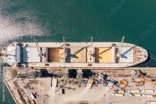 Fotografia Aerial Top down view Black Sea port Loading of dry cargo ship with ukranian grain by cranes
