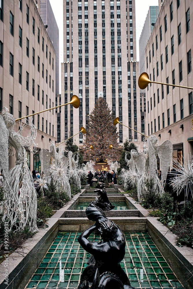 Obraz premium Vertical shot of the Rockefeller Center with decorations and the Christmas tree in the background
