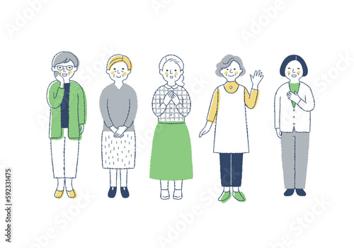 笑顔のシニア女性5人　全身