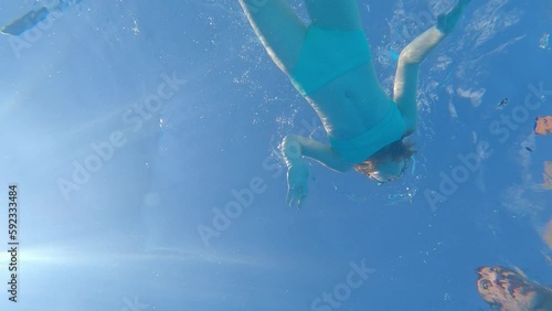 Wallpaper Mural dad teaches his daughter to swim in the pool and takes a picture of himself. Torontodigital.ca