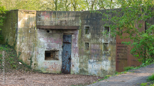 Ein deutscher Bunker der Wehrmacht aus dem Zweiten Weltkrieg in einem Park in Holland