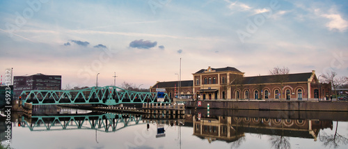 Bahnhof in Middelburg in den Niederlanden mit Fluss und Stahlbrücke bei blauem Himmel im Frühling