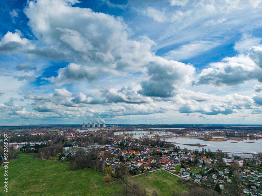 Panorama vom Ort Peitz in Brandenburg, mit dem Kraftwerk Jänschwalde und der Peitzer Teichlandschaft im Hintergrund Panorama vom Ort Peitz in Brandenburg, mit dem Kraftwerk Jänschwalde und der Peitzer Teichlandschaft im Hintergrund