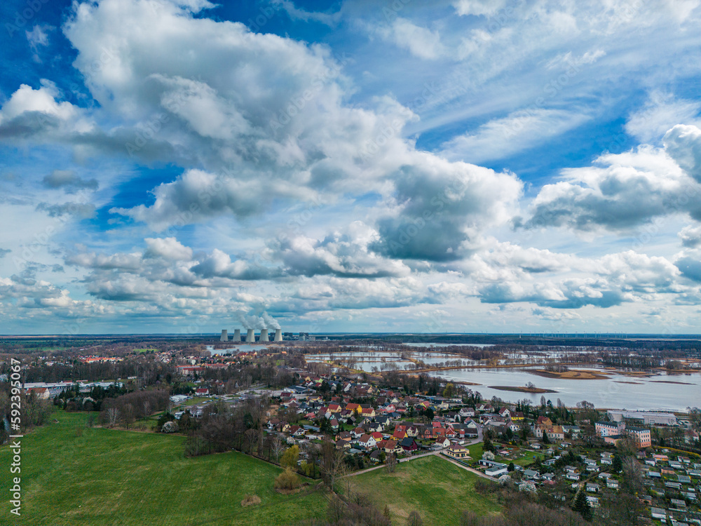 Panorama vom Ort Peitz in Brandenburg, mit dem Kraftwerk Jänschwalde und der Peitzer Teichlandschaft im Hintergrund