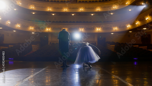 Cuadro en lienzo Pair of ballet dancers bow down in front of rows of seats