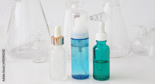 skin serum, moisturizing and whitening serum, fruit acids.Glass Volumetric Flask ,Laboratory Flasksare used for laboratory work in the background