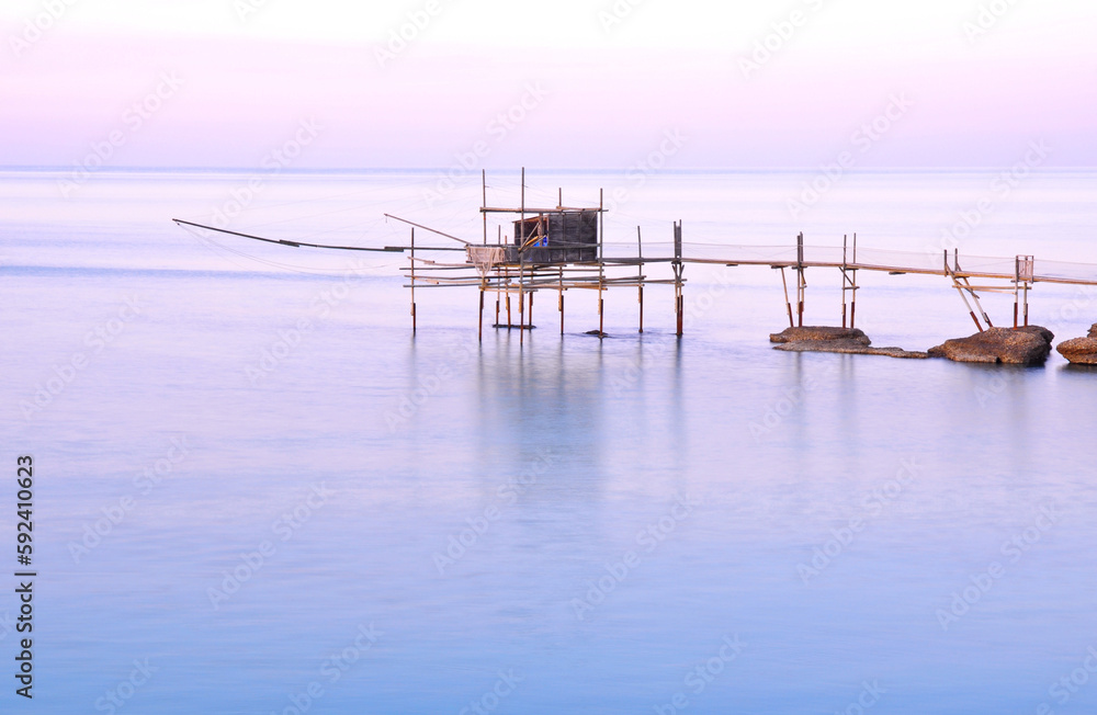 trabocco, palafitta italiana per la pesca, durante il tramonto con acqua in effetto seta