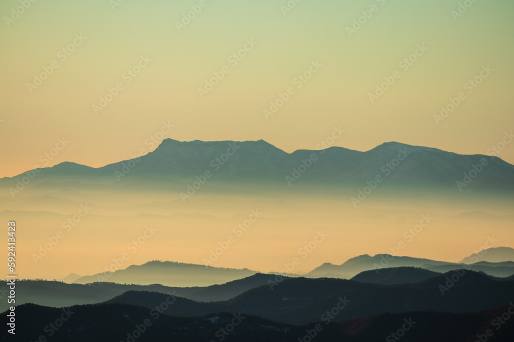 Montañas de la sierra del PrePirineo en la comarca del bergueda. Caralunya, España