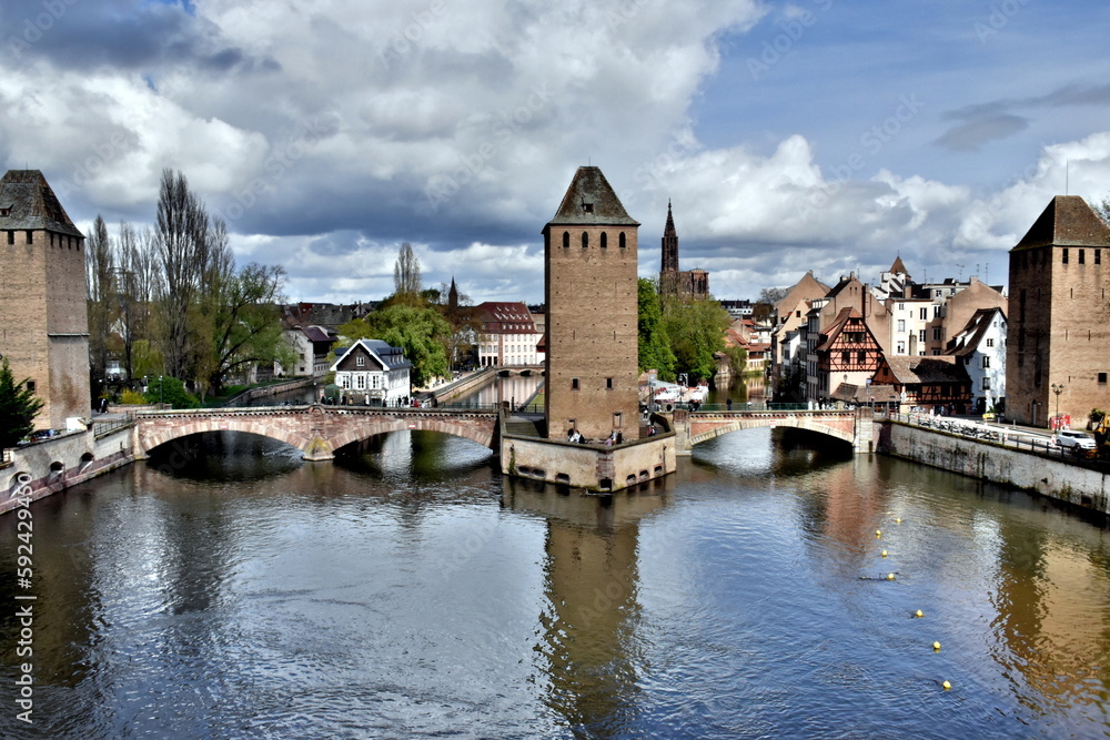 Obraz premium Barage Vauban in Straßburg unter Wolken