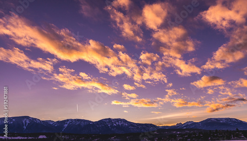 Fotografia A beautiful afterglow, illuminating a skyline of majestic mountains in the peaceful evening sky