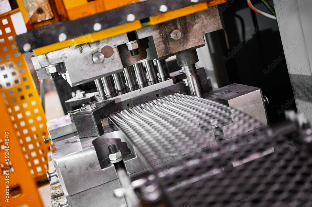Ταπετσαρία Cutting of steel blanks from metal strip on stamping press