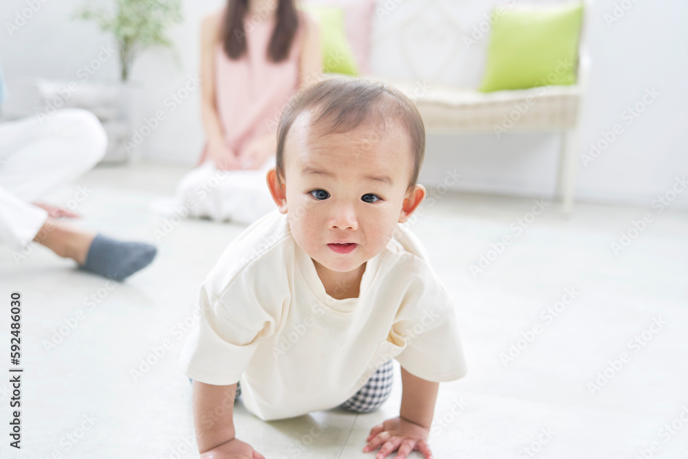 ハイハイする赤ちゃん ハイハイする赤ちゃん