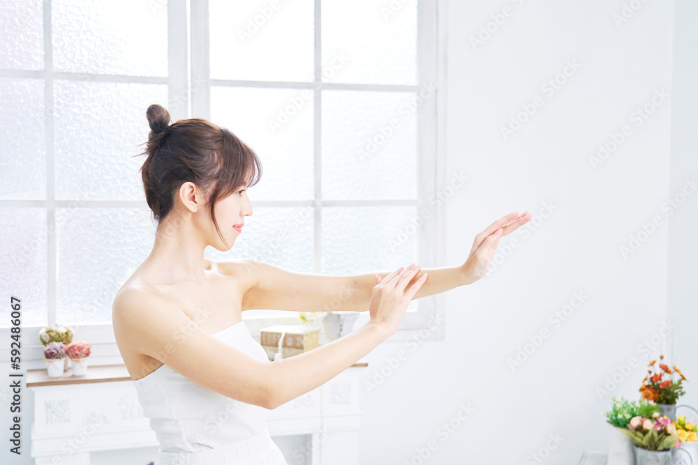 腕のスキンケアをする若い女性