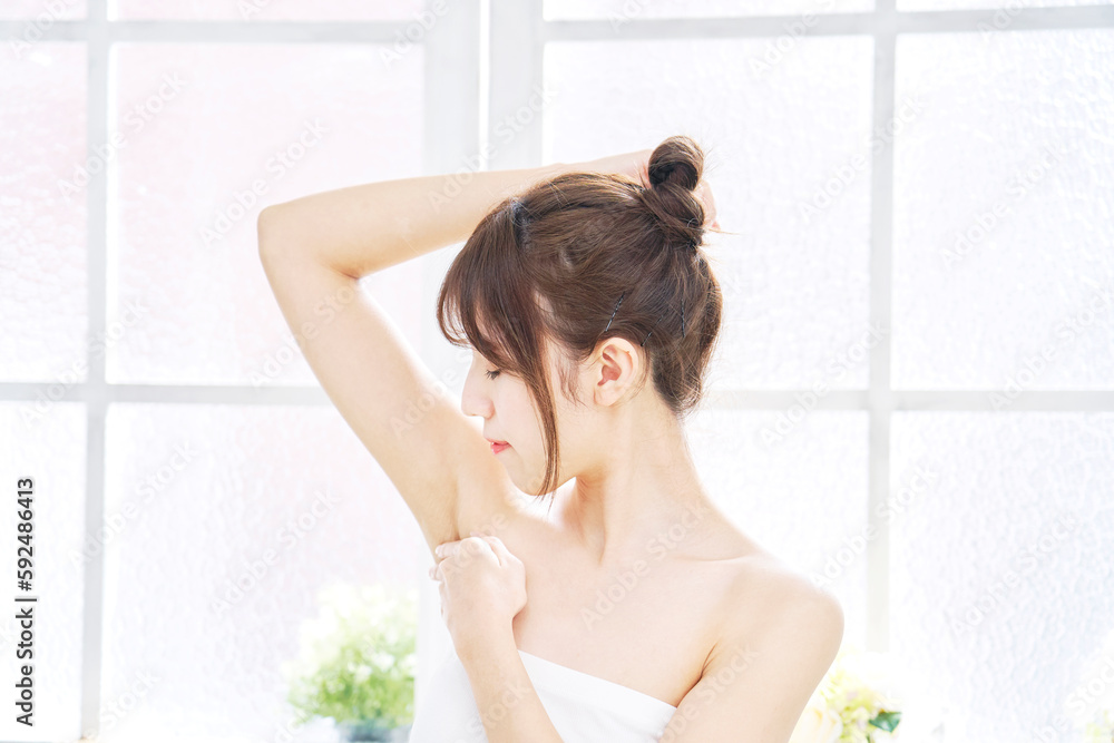 脇の下のケアに悩む若い女性 脇の下のケアに悩む若い女性