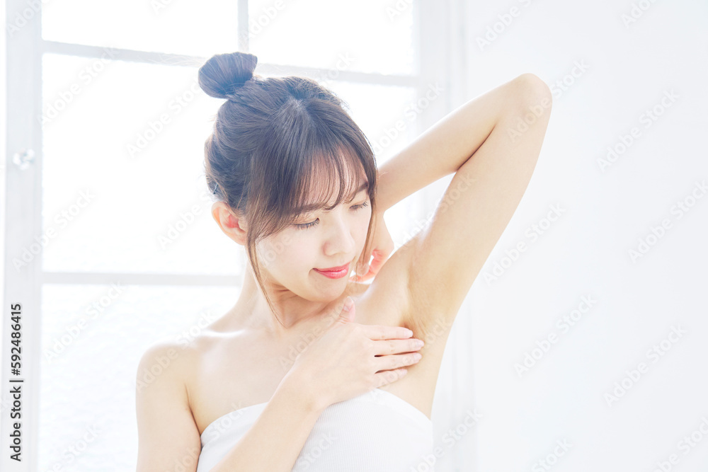 脇の下のケアに悩む若い女性