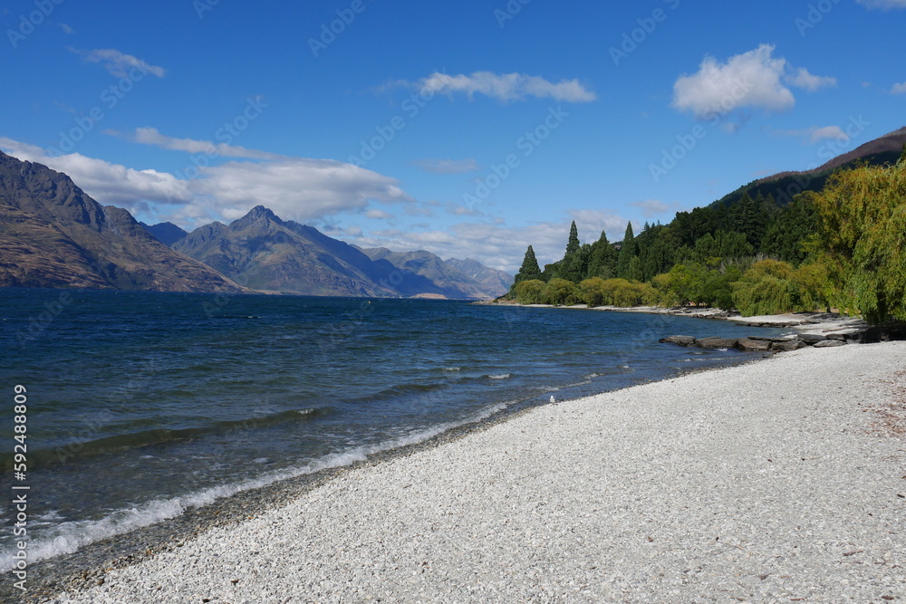 Strand am Lake Wakatipu in den Neuseeländischen Alpen in Neuseeland