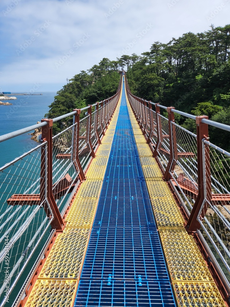 Obraz premium Suspension bridge across ocean inlet in Ulsan, South Korea.