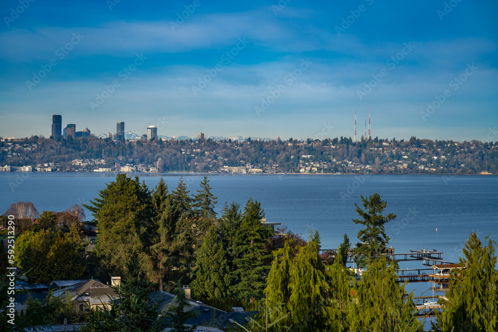 2022-01-28 THE SEATTLE SKYLINE WITH LAKE WASHINGTON AND THE MERCER ISLAND SHORELINE FROM MERCER ISLAND LOOKING WEST