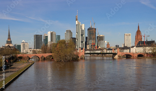 Frankfurter Skyline im Wandel  Blick von der Ignatz-Bubis-Br  cke im April 2023