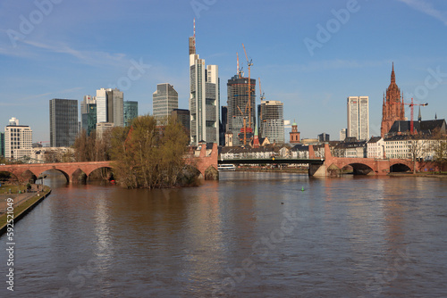 Frankfurter Skyline im Wandel; Blick von der Ignatz-Bubis-Brücke im April 2023