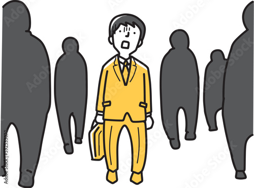人々の中で呆然とするビジネスマン