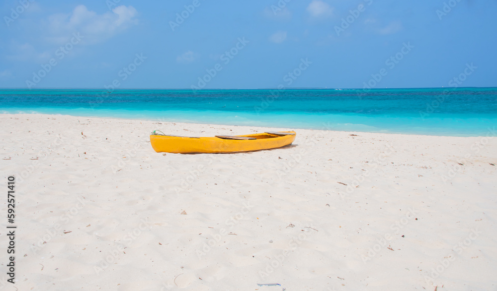 Gelbe Boot am Strand Schöne tropische Insel Sansibar. Meer und Strand von Sansibar, Tansania. Gelbe Boot am Strand Schöne tropische Insel Sansibar. Meer und Strand von Sansibar, Tansania.