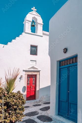 dentro una città della Grecia, pareti bianche e cieli blu photo